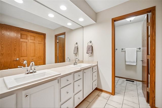 1601 S 43rd Street, West Des Moines, IA 50265