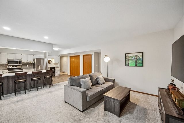 1601 S 43rd Street, West Des Moines, IA 50265