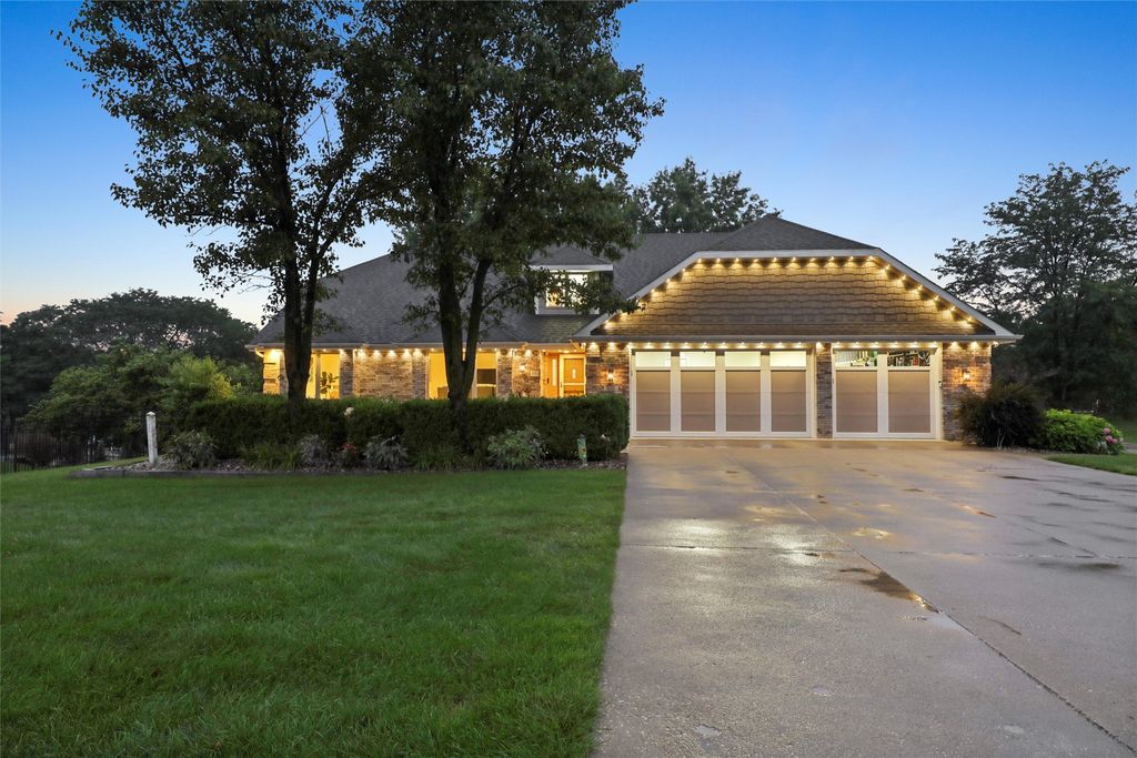 1601 S 43rd Street, West Des Moines, IA 50265