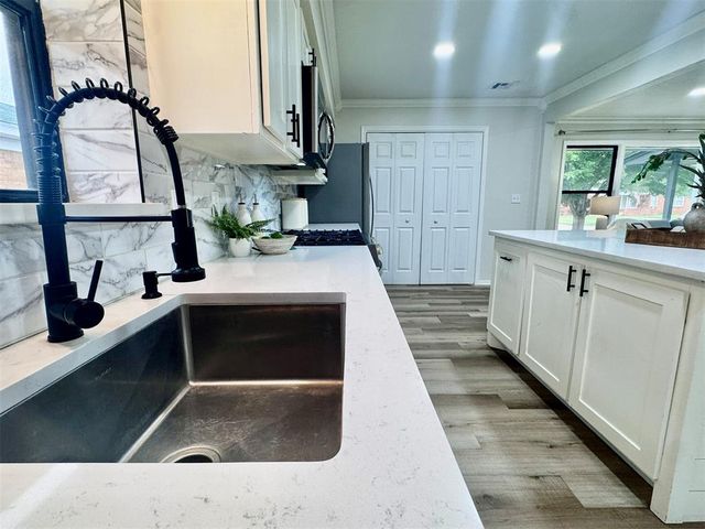 1622 Oxford Way Street, The Village, OK 73120
