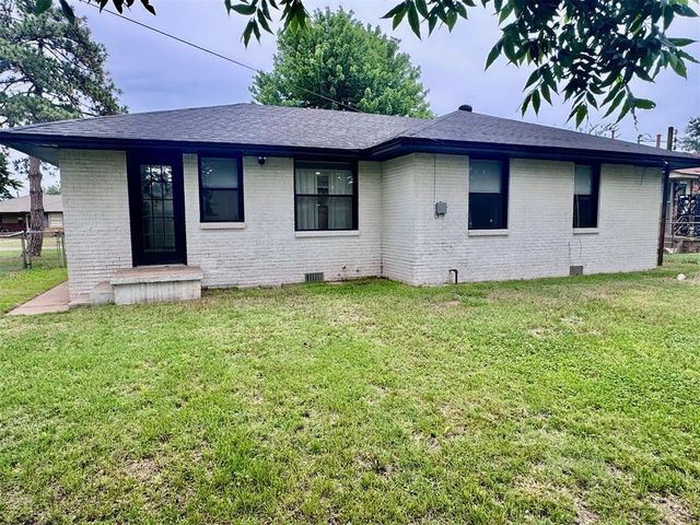 1622 Oxford Way Street, The Village, OK 73120