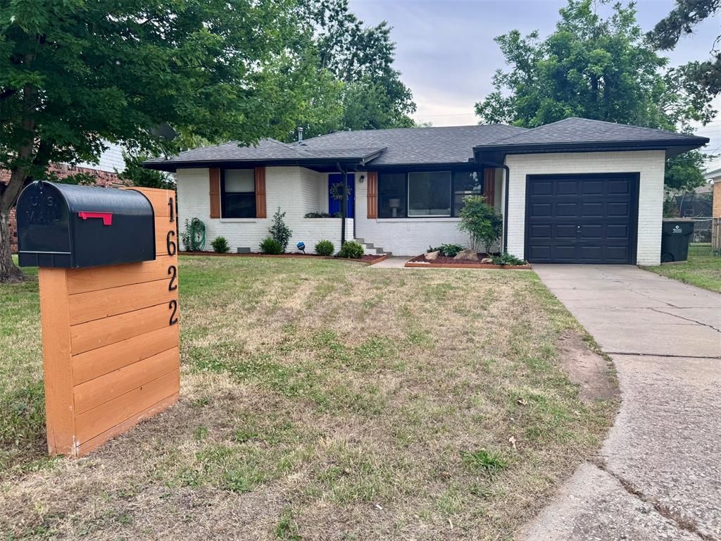 1622 Oxford Way Street, The Village, OK 73120