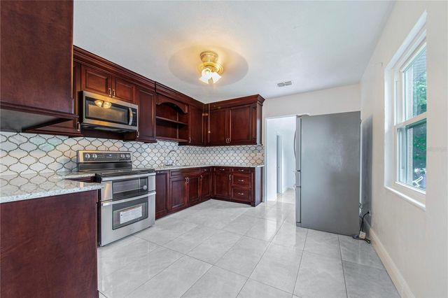 6 E MAGNOLIA STREET, Davenport, FL 33837