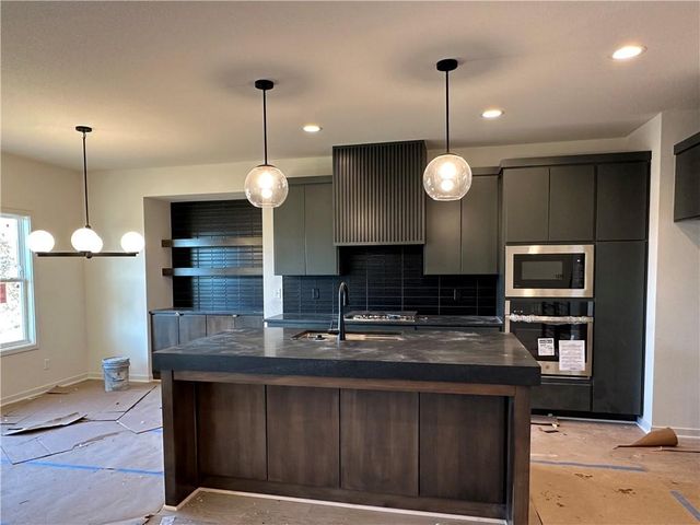 2606 SW Farm Field Road, Lee's Summit, MO 64082