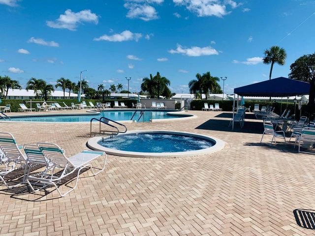 1113 LAKE Terrace 107, Boynton Beach, FL 33426