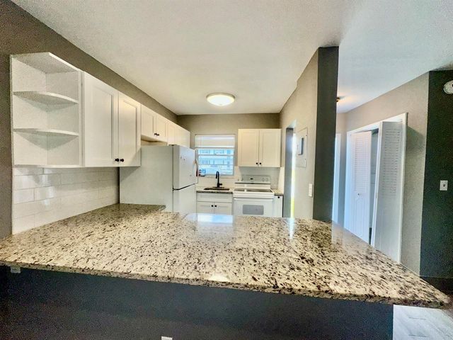 1113 LAKE Terrace 107, Boynton Beach, FL 33426