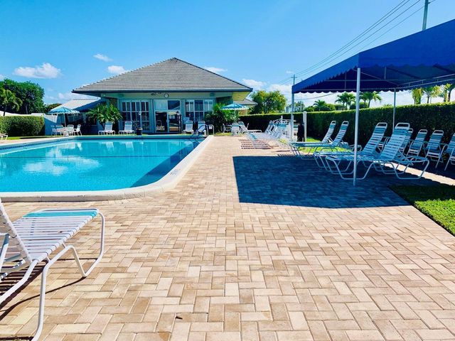 1113 LAKE Terrace 107, Boynton Beach, FL 33426