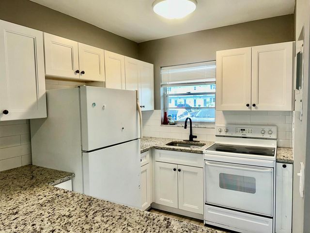 1113 LAKE Terrace 107, Boynton Beach, FL 33426