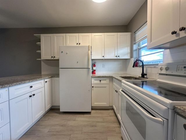 1113 LAKE Terrace 107, Boynton Beach, FL 33426