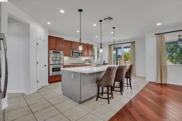 288 Pebble Beach Dr, Brentwood, CA 94513