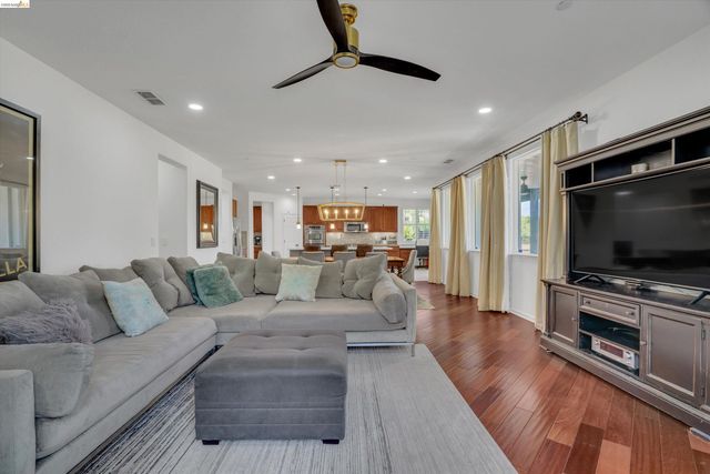 288 Pebble Beach Dr, Brentwood, CA 94513