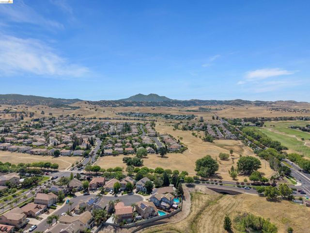 288 Pebble Beach Dr, Brentwood, CA 94513