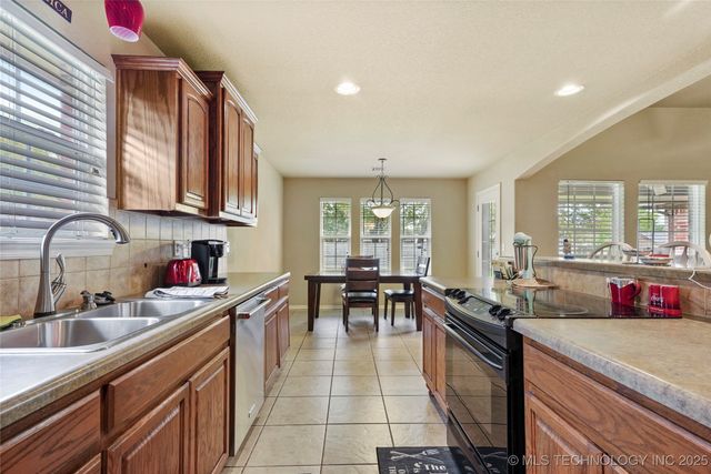 20230 E 50th Place, Broken Arrow, OK 74014
