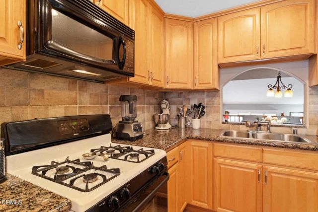 18409 Collins Street F, Los Angeles, CA 91356