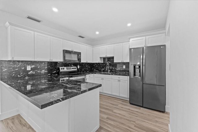 528 W 45th Pl, Hialeah, FL 33012