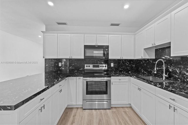 528 W 45th Pl, Hialeah, FL 33012