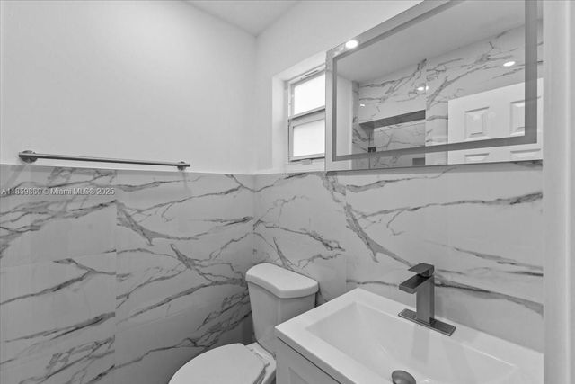 528 W 45th Pl, Hialeah, FL 33012