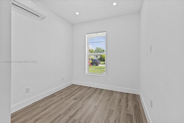 528 W 45th Pl, Hialeah, FL 33012