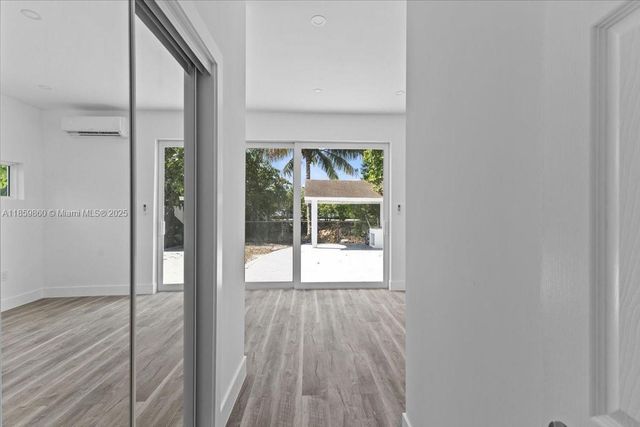 528 W 45th Pl, Hialeah, FL 33012