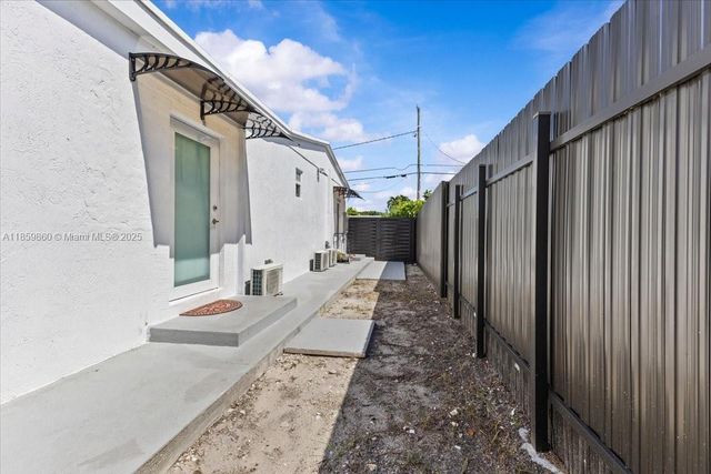 528 W 45th Pl, Hialeah, FL 33012