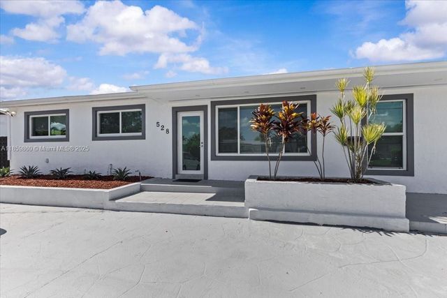528 W 45th Pl, Hialeah, FL 33012