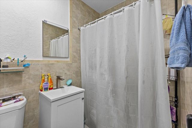 528 W 45th Pl, Hialeah, FL 33012