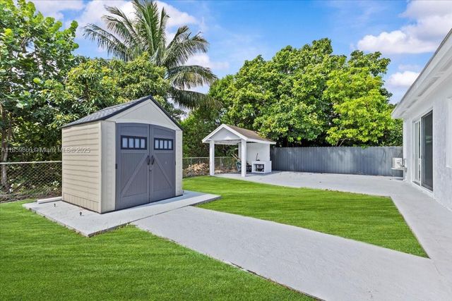 528 W 45th Pl, Hialeah, FL 33012