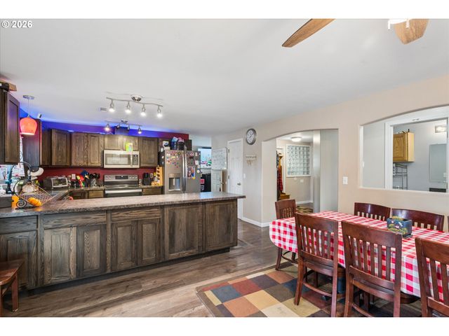 995 KINTZLEY Ave, Springfield, OR 97478