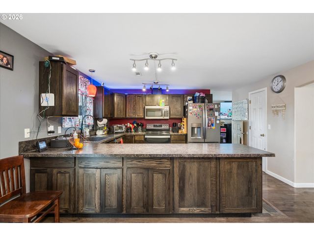 995 KINTZLEY Ave, Springfield, OR 97478