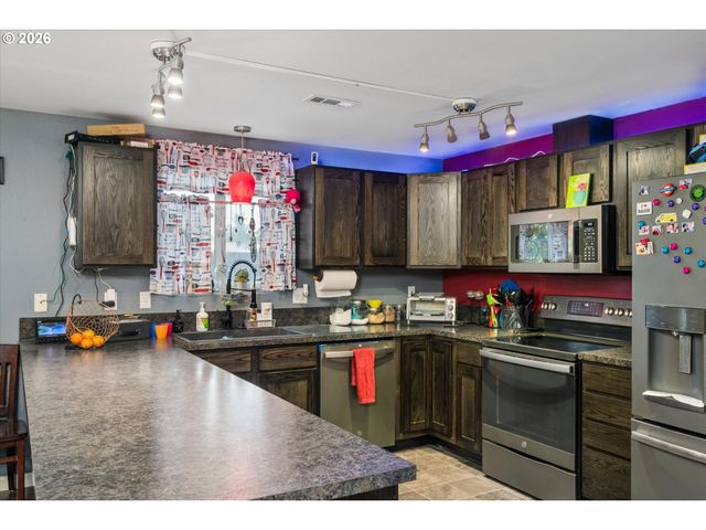 995 KINTZLEY Ave, Springfield, OR 97478