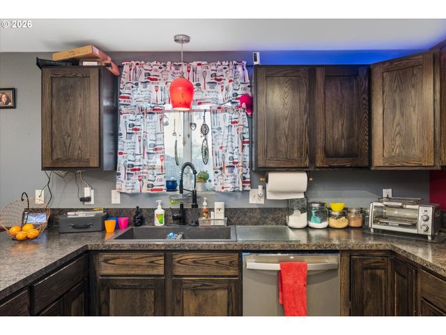 995 KINTZLEY Ave, Springfield, OR 97478