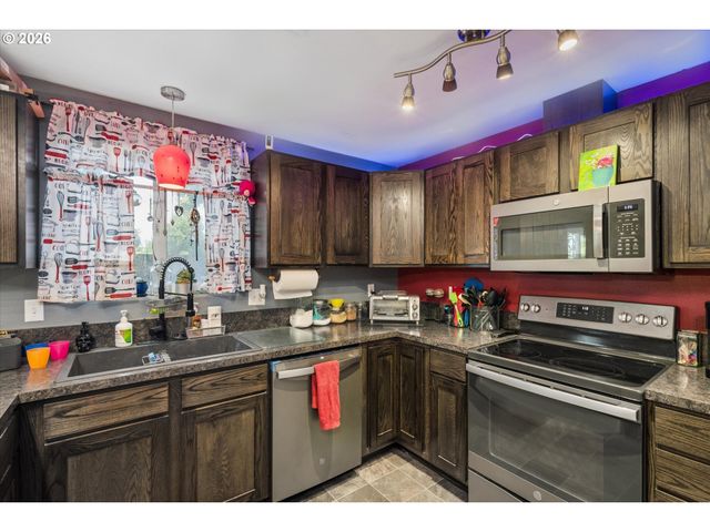995 KINTZLEY Ave, Springfield, OR 97478