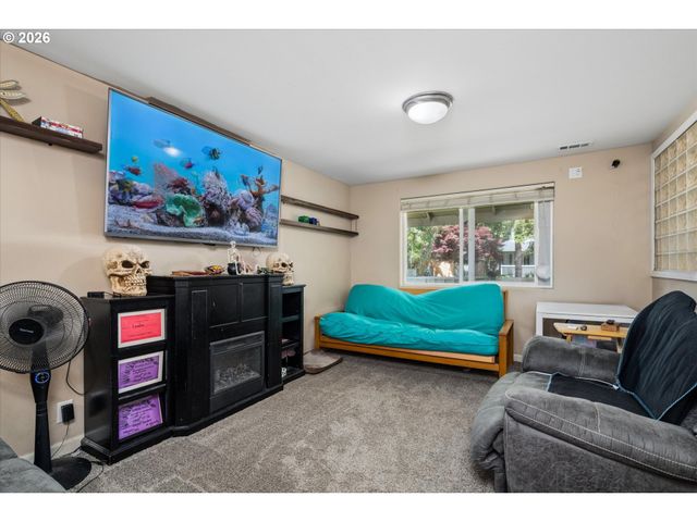 995 KINTZLEY Ave, Springfield, OR 97478