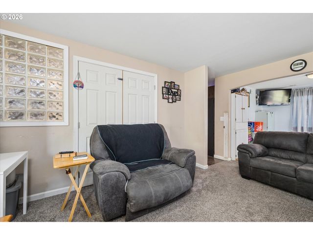 995 KINTZLEY Ave, Springfield, OR 97478