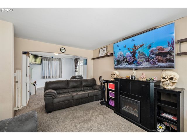 995 KINTZLEY Ave, Springfield, OR 97478