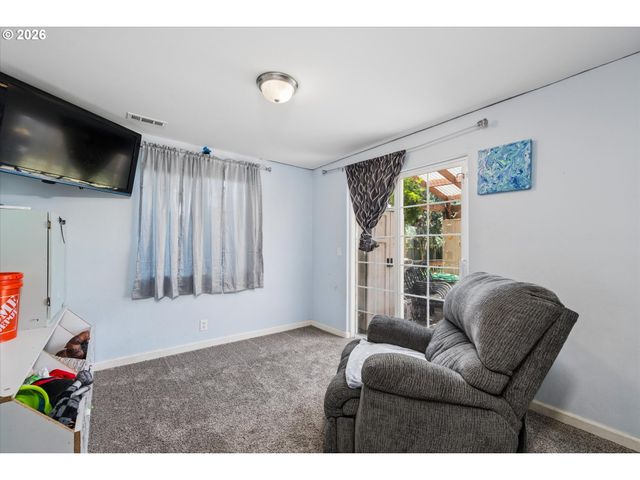 995 KINTZLEY Ave, Springfield, OR 97478
