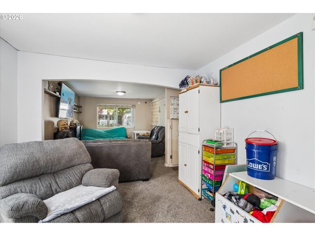 995 KINTZLEY Ave, Springfield, OR 97478