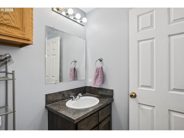 995 KINTZLEY Ave, Springfield, OR 97478