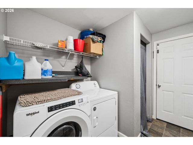 995 KINTZLEY Ave, Springfield, OR 97478