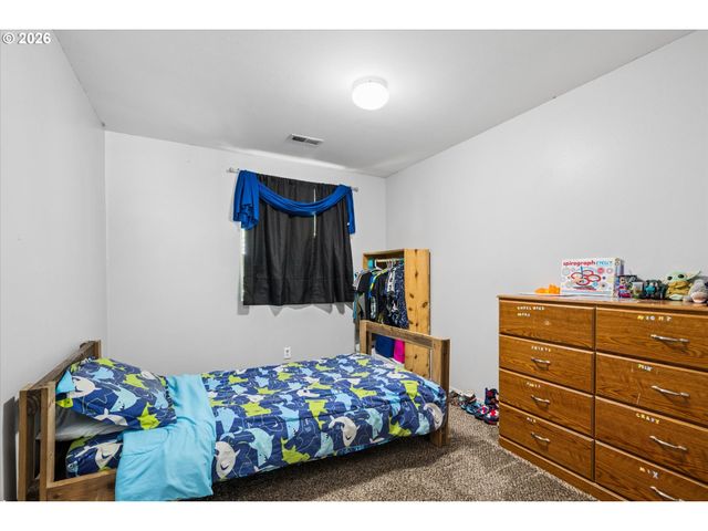 995 KINTZLEY Ave, Springfield, OR 97478