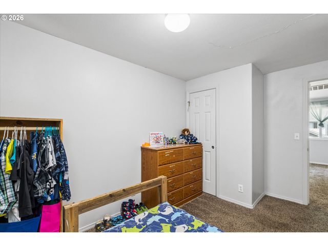 995 KINTZLEY Ave, Springfield, OR 97478