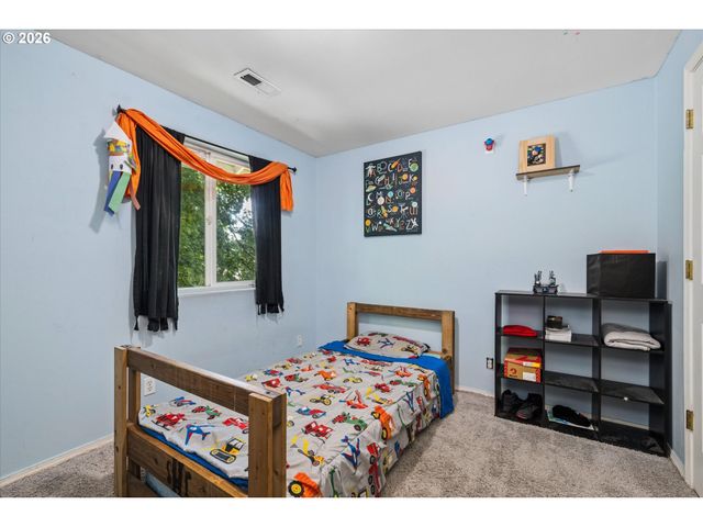 995 KINTZLEY Ave, Springfield, OR 97478