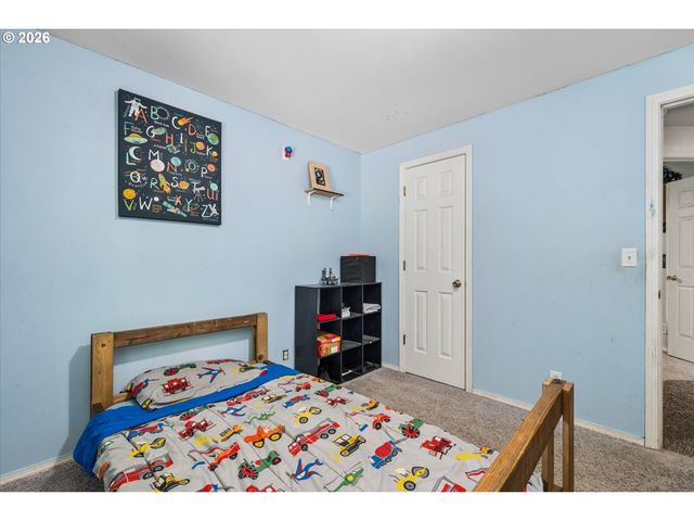 995 KINTZLEY Ave, Springfield, OR 97478