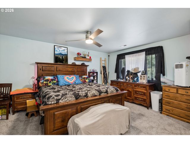 995 KINTZLEY Ave, Springfield, OR 97478