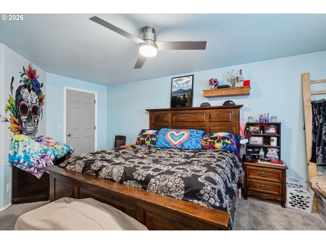 995 KINTZLEY Ave, Springfield, OR 97478