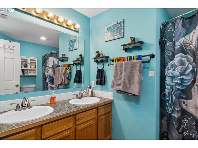995 KINTZLEY Ave, Springfield, OR 97478