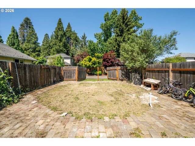 995 KINTZLEY Ave, Springfield, OR 97478