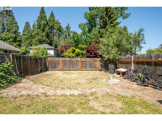 995 KINTZLEY Ave, Springfield, OR 97478