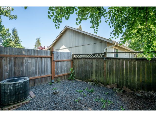 995 KINTZLEY Ave, Springfield, OR 97478