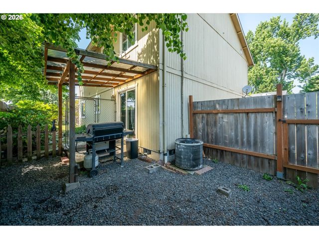 995 KINTZLEY Ave, Springfield, OR 97478